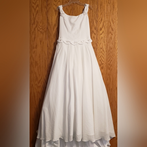 Lady Roi Bridals White Wedding Gown - mordernwear.com Lady Roi Bridals White Wedding Gown - mordernwear.com